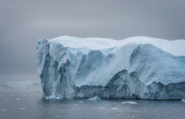 Groenlandia. El glaciar más grande del planeta Jakobshavn. Grandes icebergs de diferentes formas en el golfo. Estudio de un fenómeno de calentamiento global y descongelación catastrófica de los hielos . — Foto de Stock