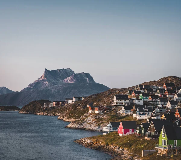 Nuuk hlavní město Grónska s krásnými malými barevnými domky v myggedalen během západu slunce půlnoční slunce. Hora Sermitsiaq v pozadí. Modrá a růžová obloha. — Stock fotografie