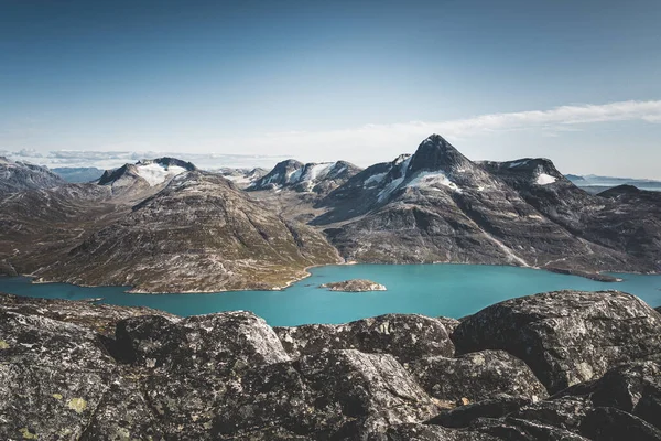 Grónsko příroda horské krajiny letecké drone fotografie zobrazující úžasné krajiny Grónska v blízkosti Nuuk Nuup Kangerlua fjord vidět z hory Ukkusissat. Turistické dobrodružné destinace — Stock fotografie