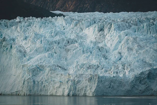 Paisaje de la naturaleza glaciar de Groenlandia con famoso glaciar Eqi y cabañas lodge. Sol de medianoche y cielo rosa. Destino turístico Glaciar Eqi en Groenlandia Occidental AKA Ilulissat y Glaciar Jakobshavn. Heavlly. — Foto de Stock