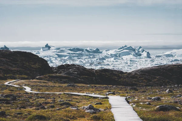 Vista para Icefjord em Ilulissat. Rota de caminhada fácil para a famosa geleira Kangia perto de Ilulissat, na Groenlândia. O Ilulissat Icefjord visto do ponto de vista. Ilulissat Icefjord foi declarado UNESCO — Fotografia de Stock