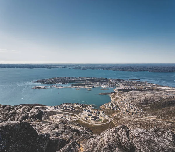 Panorama imagem da natureza da Groenlândia paisagem montanhosa drone aéreo foto mostrando incrível paisagem da Groenlândia perto de Nuuk de Nuup Kangerlua fiorde visto da montanha Ukkusissat. Viagem de aventura turística — Fotografia de Stock