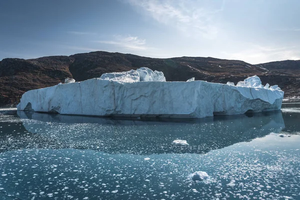 南極で明るい晴れた日。深い澄んだ水の中での氷山の完全な穏やかな反射。氷の間で船で移動します。南極諸島の雪と氷. — ストック写真