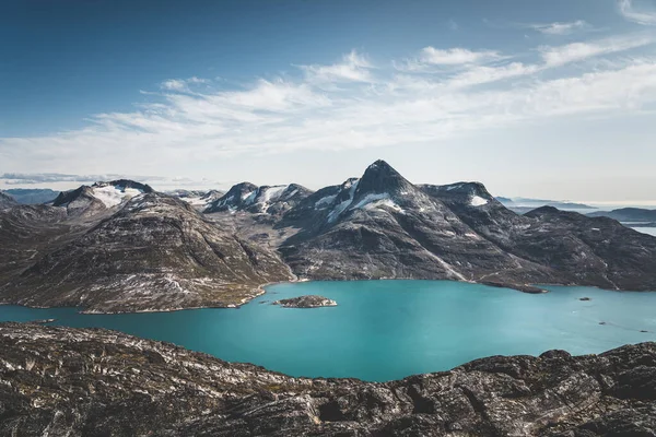 Гренландський природний ландшафт з аеродрому показує дивовижний парниковий ландшафт поблизу Нууп-Кангерлуа, який видно з гори Уккусіссат. Місце туристичних подорожей — стокове фото