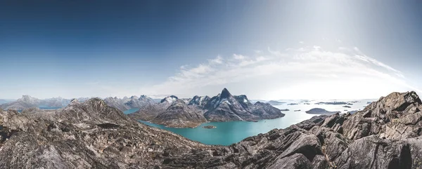 Grönland Doğa Dağları 'nın insansız hava aracı fotoğrafı Nuup Kangerlua fiyortunun Nuuk yakınlarında Ukkusissat dağından görülen muhteşem sera manzarasını gösteriyor. Turist macerası gezisi — Stok fotoğraf