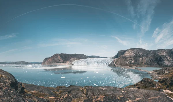 Panoramiczny obraz Eqip Sermia, lodowiec Eqi w zatoce Disko w Grenlandii. Rano rejs łodzią przez arktyczne morze, zatokę Baffin, cielęcy się lodowiec. Łamanie lodu na błękitnym niebie chmury Wth. — Zdjęcie stockowe