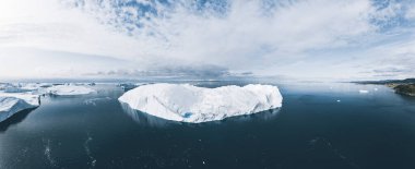 Buzdağları, iklim değişikliği ve Küresel Isınma 'ya hava görüntüsü yolluyor. Ilulissat, Grönland 'daki buzdağının eriyen buzulları. Kuzey Kutbu, Unesco Dünyası 'ndaki buz tabakası.