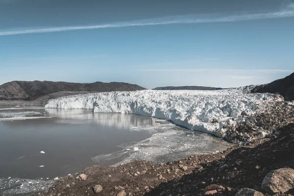 Grönland, Eqip Sermia, Grönland Disko Körfezi 'ndeki Eqi Buzulu. Sabahleyin kutup denizi üzerinde tekne gezisi, Baffin Körfezi, buzağılayan buzul. Bulutlarla dolu mavi gökyüzünde buzlar kırılıyor. — Stok fotoğraf