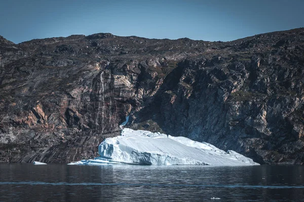 Um enorme iceberg flutuante em águas profundas do oceano azul. Groenlândia e Antártida, perto de Ilulissat. Conceito de aquecimento global. Céu azul e fiorde de gelo . — Fotografia de Stock