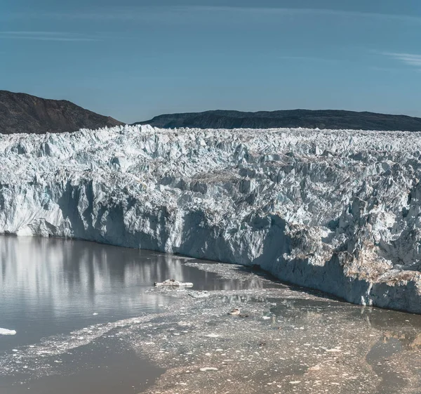 格陵兰Eqip Sermia格陵兰迪斯科湾的Eqi冰川 早上在北冰洋，巴芬湾，冰川崩塌上空乘船旅行。 蓝天破冰，乌云满天. — 图库照片