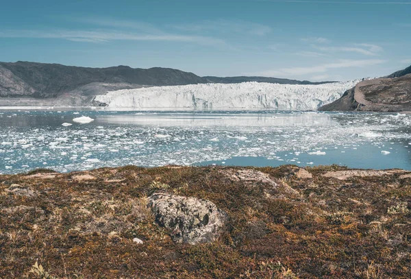 Grönlands glaciär med havsisen och ett islandskap nära Eqip Sermia Glacier, Eqi i västra Grönland nära arktiska staden Ilulissat. Blå himmel en solig dag. Kalvglaciär. — Stockfoto