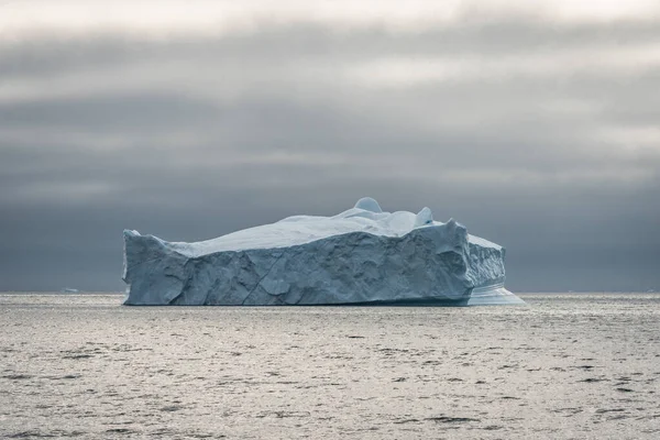 Groenlandia. Il ghiacciaio più grande di un pianeta Jakobshavn. Enormi iceberg di forme diverse nel golfo. Studio di un fenomeno di riscaldamento globale e disgelo catastrofico dei ghiacci . — Foto Stock