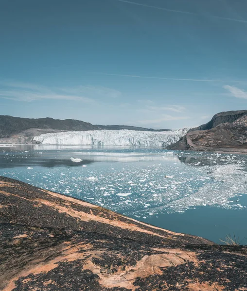 Гренландія, Екіп-Сермія, льодовик Екі в затоці Гренландія Диско. Човен вирушає вранці над арктичним морем, Баффіновою затокою, відколюючи льодовика. Розбиваючи лід на блакитних хмарах неба.. — стокове фото