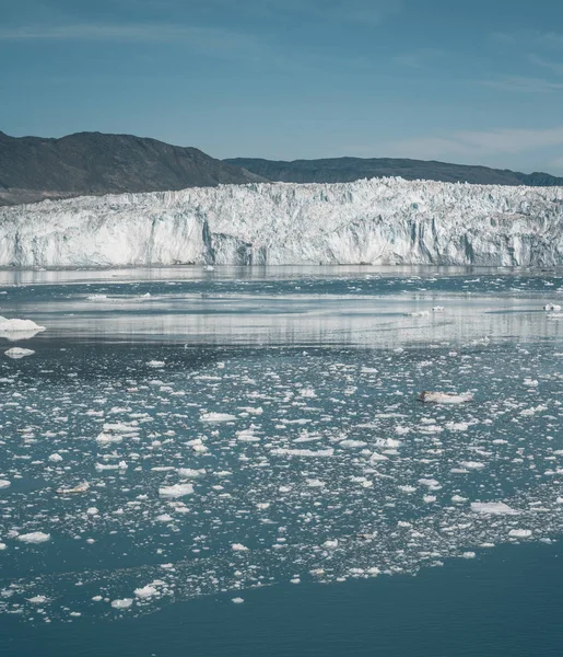 Groenlandia, Eqip Sermia, Glaciar Eqi en Groenlandia Disko Bay. Viaje en barco por la mañana sobre el mar Ártico, Bahía de Baffin, glaciar de parto. Rompiendo hielo en un cielo azul nubes de crecimiento . —  Fotos de Stock