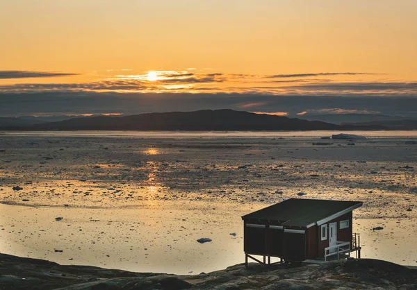 Grönland gleccser természet táj híres Eqi gleccser és menedékházak. Éjféli nap és rózsaszín ég. Turista úti cél Eqi gleccser Nyugat-Grönland Aka Ilulissat és Jakobshavn Glacier. Mennyei. — Stock Fotó