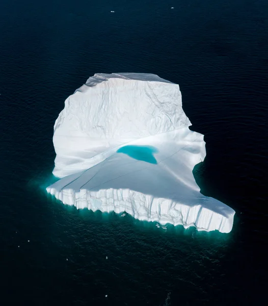 氷山ドローンの空中画像トップビュー-気候変動と地球温暖化。グリーンランドのイルリサットのアイスフィヨルドで氷河を融解する氷山。ユネスコ世界の北極海の自然氷の風景 — ストック写真