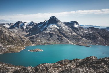 Grönland Doğa Dağları 'nın insansız hava aracı fotoğrafı Nuup Kangerlua fiyortunun Nuuk yakınlarında Ukkusissat dağından görülen muhteşem sera manzarasını gösteriyor. Turist macerası gezisi