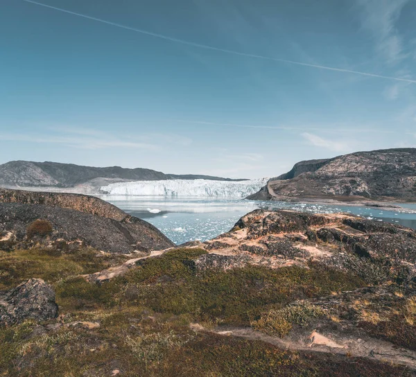 Groenland, Eqip Sermia, Eqi gletsjer in de Groenlandse Disko Bay. Boottocht in de ochtend over de poolzee, Baffin Bay, kalvende gletsjer. IJs brekend van op een blauwe lucht ℃ bewolking. — Stockfoto