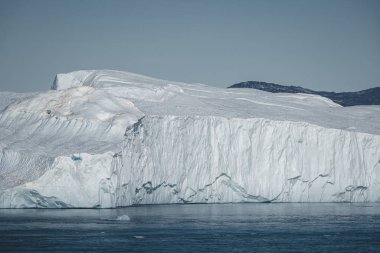 Grönland. En büyük buzul Jakobshavn bir gezegende. Körfez'de farklı biçimlerinin büyük buzdağları. Küresel ısınma bir fenomen ve felaket ICES çözme eğitim.