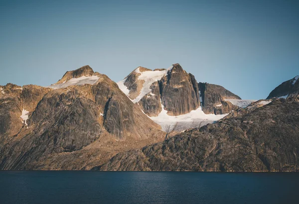 Arktiskt landskap på sommaren med höga berg och isberg som flyter på havet i Ofjords, Scoresby Sound, östra Grönland — Stockfoto