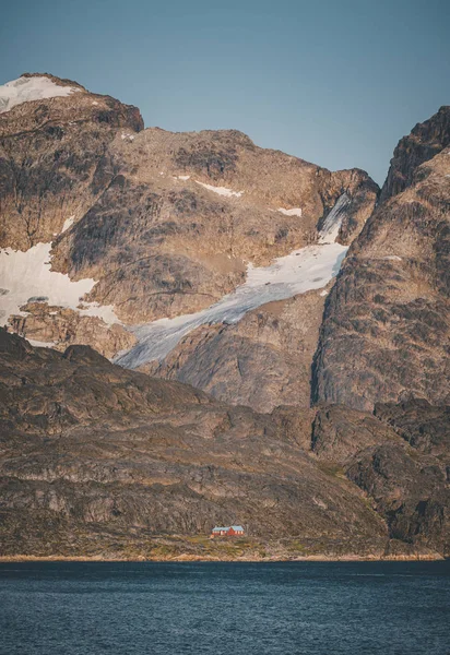 Arktyczny krajobraz w lecie z wysokimi górami i górami lodowymi unoszącymi się na morzu w Ofjords, Scoresby Sound, Wschodnia Grenlandia — Zdjęcie stockowe