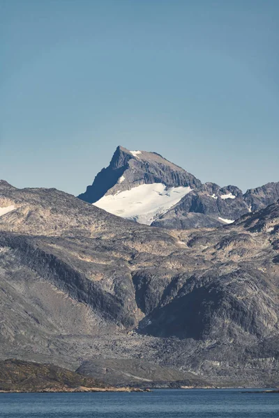 Paysage arctique en été avec de hautes montagnes et des icebergs flottant sur la mer à Ofjords, détroit de Scoresby, est du Groenland — Photo