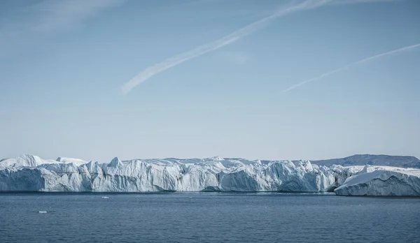 Γροιλανδία. Στον μεγαλύτερο παγετώνα σε έναν πλανήτη Jakobshavn. Τεράστια παγόβουνα διαφορετικών μορφών στον κόλπο. Μελετώντας ένα φαινόμενο της υπερθέρμανσης και καταστροφική απόψυξη του ices. — Φωτογραφία Αρχείου