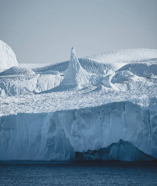 Groenlandia. El glaciar más grande del planeta Jakobshavn. Grandes icebergs de diferentes formas en el golfo. Estudio de un fenómeno de calentamiento global y descongelación catastrófica de los hielos . —  Fotos de Stock