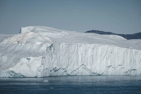 Groenlândia. O maior glaciar do planeta Jakobshavn. Grandes icebergs de diferentes formas no golfo. Estudo de um fenômeno de aquecimento global e descongelamento catastrófico de gelo . — Fotografia de Stock