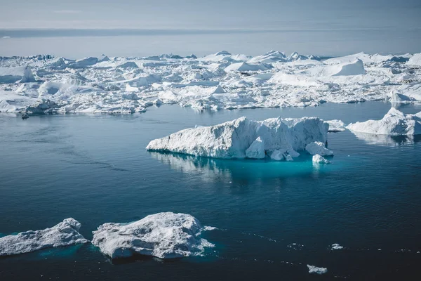 Iceberg y hielo del glaciar en el paisaje natural ártico en Ilulissat, Groenlandia. Foto aérea de drones de icebergs en Ilulissat icefjord. Afectados por el cambio climático y el calentamiento global. — Foto de Stock