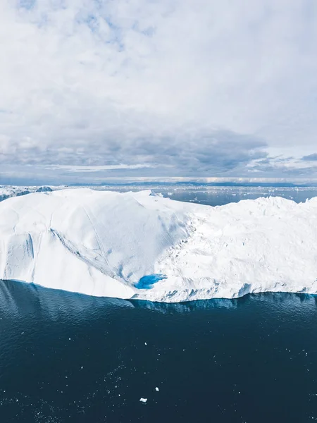 그린랜드 일 룰 리사 트의 북극권 자연 경관에서 빙하에서 나온 빙산 과 얼음이다. 공중 드론으로찍은 빙산 사진입니다 . Ilulissat icefjord 에 있는 빙산입니다. 기후 변화와 지구 온난 화 로인 한 영향. — 스톡 사진