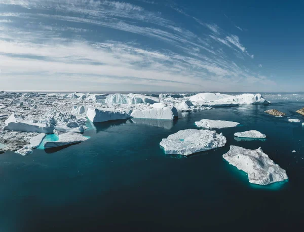 格陵兰Ilulissat北极自然景观中冰川的冰山和冰。Ilulissat icefjord冰山的空中无人驾驶照片。受气候变化和全球变暖影响的国家. — 图库照片