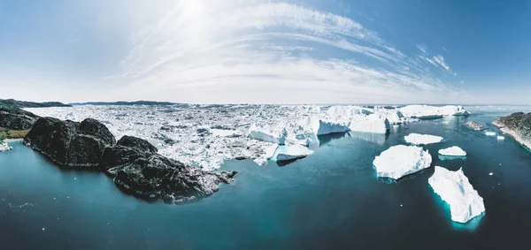 Iceberg e gelo da geleira na paisagem da natureza ártica em Ilulissat, Groenlândia. Drone aéreo foto de icebergs em Ilulissat gelo fiorde. Afetada pelas alterações climáticas e pelo aquecimento global. — Fotografia de Stock