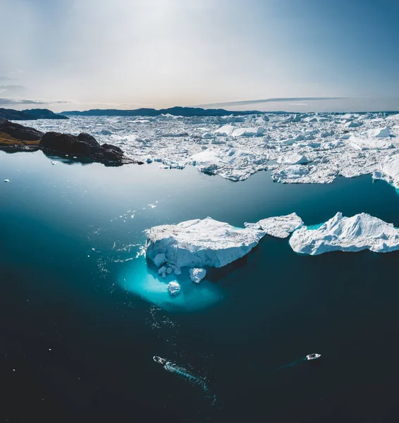 グリーンランドのイルリサットの北極圏の自然景観の氷河からの氷山と氷。Illulissat icefjordの氷山の空中ドローン写真。気候変動や地球温暖化の影響を受け. — ストック写真