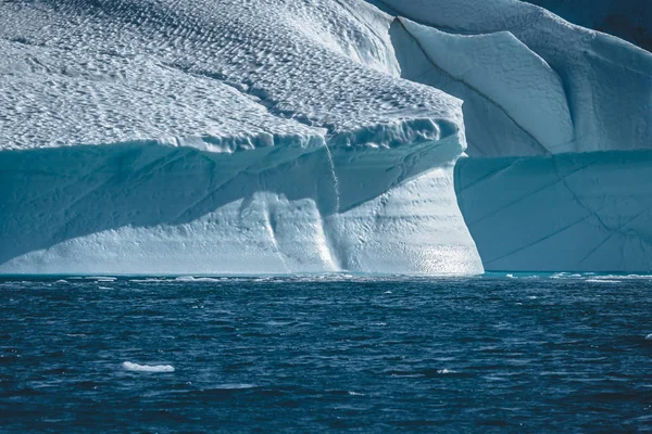 Um dia ensolarado na Antártida. Completa calma e reflexão de icebergs em águas profundas e claras. Viaje pelo navio entre os gelos. Neve e gelo das ilhas da Antártida. — Fotografia de Stock