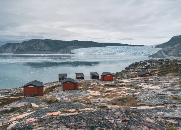 Immagine panoramica di Camp Eqi al ghiacciaio Eqip Sermia in Groenlandia. paesaggio naturale con baite. Sole di mezzanotte e cielo rosa. Destinazione turistica Ghiacciaio Eqi in Groenlandia Occidentale AKA Ilulissat e — Foto Stock