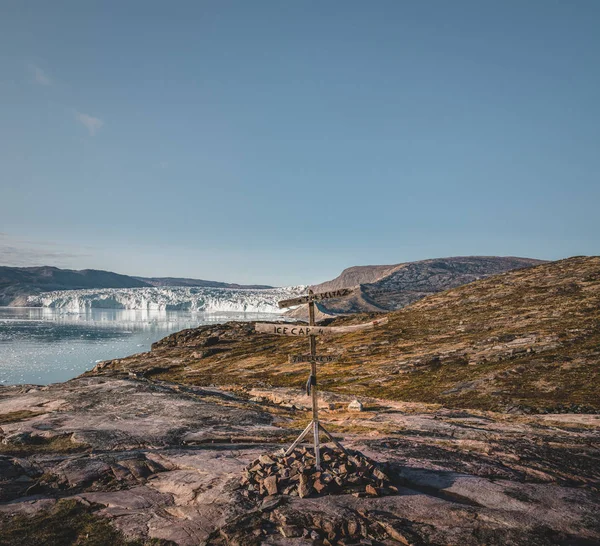 Panoramabild von Camp Eqi am Eqip Sermia Gletscher in Grönland. Naturlandschaft mit Hütten. Mitternachtssonne und rosa Himmel. Reiseziel Eqi-Gletscher in Westgrönland AKA Ilulissat und — Stockfoto