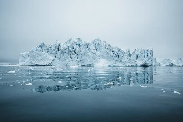 Iceberg y hielo del glaciar en el paisaje natural ártico en Ilulissat, Groenlandia. Foto aérea de drones de icebergs en Ilulissat icefjord. Afectados por el cambio climático y el calentamiento global. —  Fotos de Stock