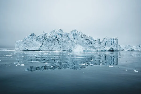 Iceberg e ghiaccio dal ghiacciaio nel paesaggio naturale artico a Ilulissat, Groenlandia. Foto aerea drone di iceberg in Ilulissat icefjord. Influenzato dai cambiamenti climatici e dal riscaldamento globale. — Foto Stock