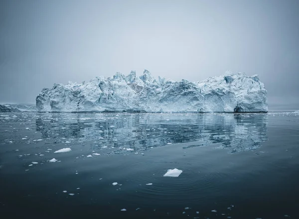 Isberg och is från glaciär i arktiskt naturlandskap i Ilulissat, Grönland. Flygfoto av isberg i isfjorden Ilulissat. Påverkas av klimatförändringar och global uppvärmning. — Stockfoto