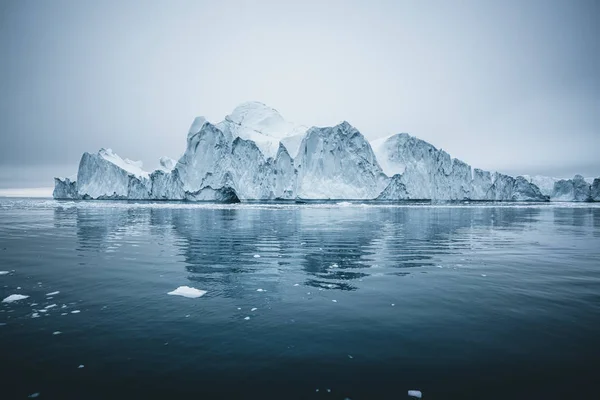 Iceberg y hielo del glaciar en el paisaje natural ártico en Ilulissat, Groenlandia. Foto aérea de drones de icebergs en Ilulissat icefjord. Afectados por el cambio climático y el calentamiento global. — Foto de Stock