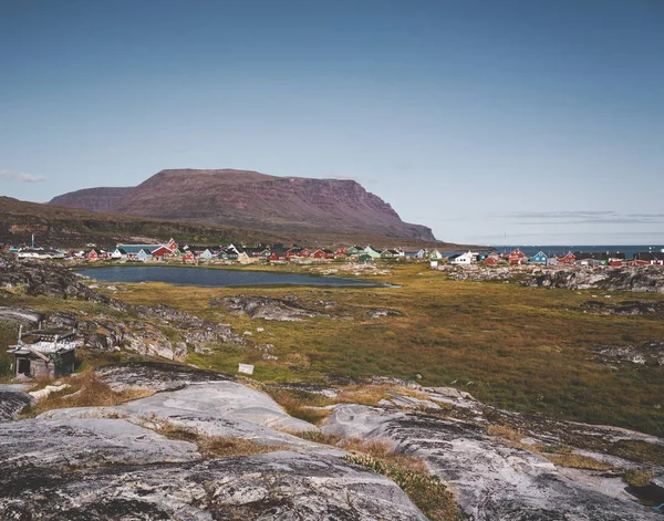 북극해에 있는케 커터라 수 아크라는 도시에 있는 섬의 다채 로운 그린랜드 가옥들을 바라보고 있다. 디스코만에 위치해 있습니다. 맑고 화창 한 날. 배경에 있는 표 산들. — 스톡 사진
