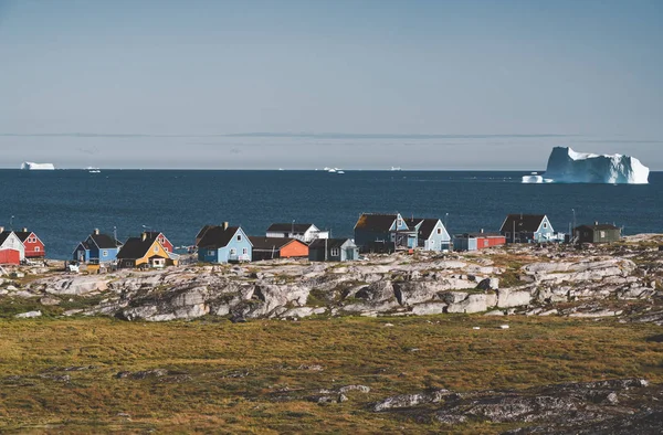 Vista sobre coloridas casas de vegetação da Ilha Disko, cidade ártica de Qeqertarsuaq. Localizado na baía de Disko. Céu azul e dia ensolarado. Montanhas de mesa no fundo . — Fotografia de Stock