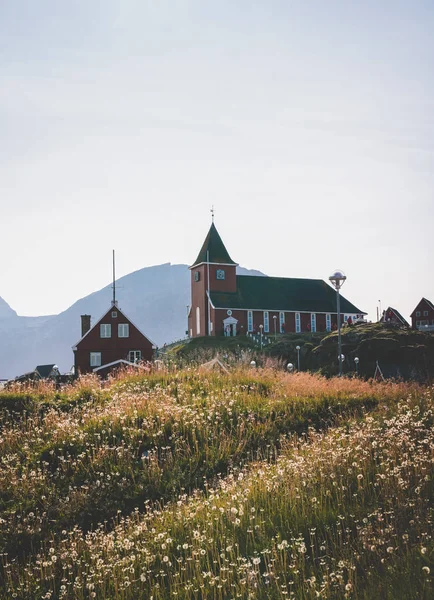 Colorida y pequeña ciudad ártica Sisimiut en Groenlandia, municipio de Qeqqata, alias Holsteinsborg. Segunda ciudad más grande de Groenlandia. Vista general de la zona portuaria y el Museo Sisimiut, una colección de — Foto de Stock