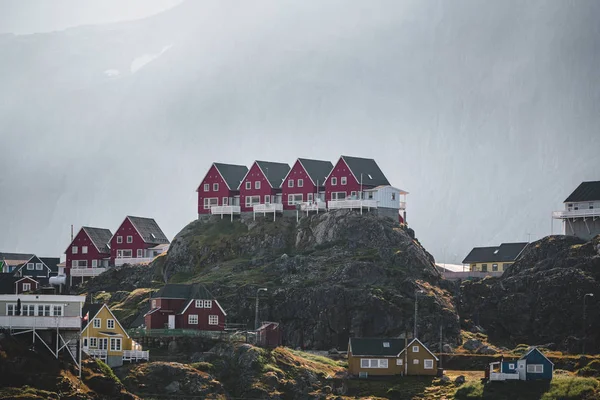 Colorida y pequeña ciudad ártica Sisimiut en Groenlandia, municipio de Qeqqata, alias Holsteinsborg. Segunda ciudad más grande de Groenlandia. Vista general de la zona portuaria y el Museo Sisimiut, una colección de —  Fotos de Stock