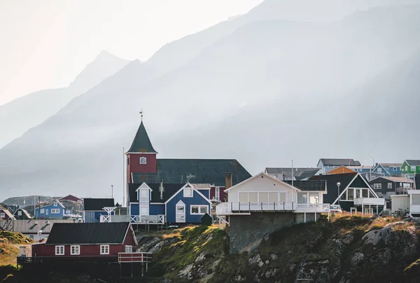 Colorida y pequeña ciudad ártica Sisimiut en Groenlandia, municipio de Qeqqata, alias Holsteinsborg. Segunda ciudad más grande de Groenlandia. Vista general de la zona portuaria y el Museo Sisimiut, una colección de — Foto de Stock