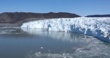 Ilulissat yakınlarındaki Grönland 'daki Eqi Eqip Sermia Buzulu' ndan kopan buzul parçasının 4k 'lik videosu. İklim Değişikliğinden Eriyen Buzul.