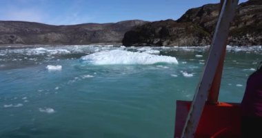 Ilulissat yakınlarındaki Grönland 'da Eqi Eqip Sermia Buzulu' nun 4k videosu. İklim değişikliğinden eriyen buzlar. Arctiv 'de tekne turu.