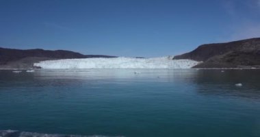 Ilulissat yakınlarındaki Grönland 'da Eqi Eqip Sermia Buzulu' nun 4k videosu. İklim değişikliğinden eriyen buzlar. Arctiv 'de tekne turu.