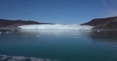 Ilulissat yakınlarındaki Grönland 'da Eqi Eqip Sermia Buzulu' nun 4k videosu. İklim değişikliğinden eriyen buzlar. Arctiv 'de tekne turu.